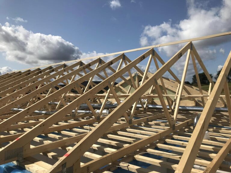 Trækonstruktion af tag under opførelse