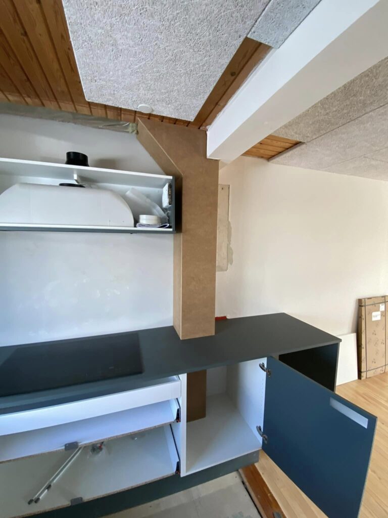 Nyt køkkenskab under installation i moderne hjem