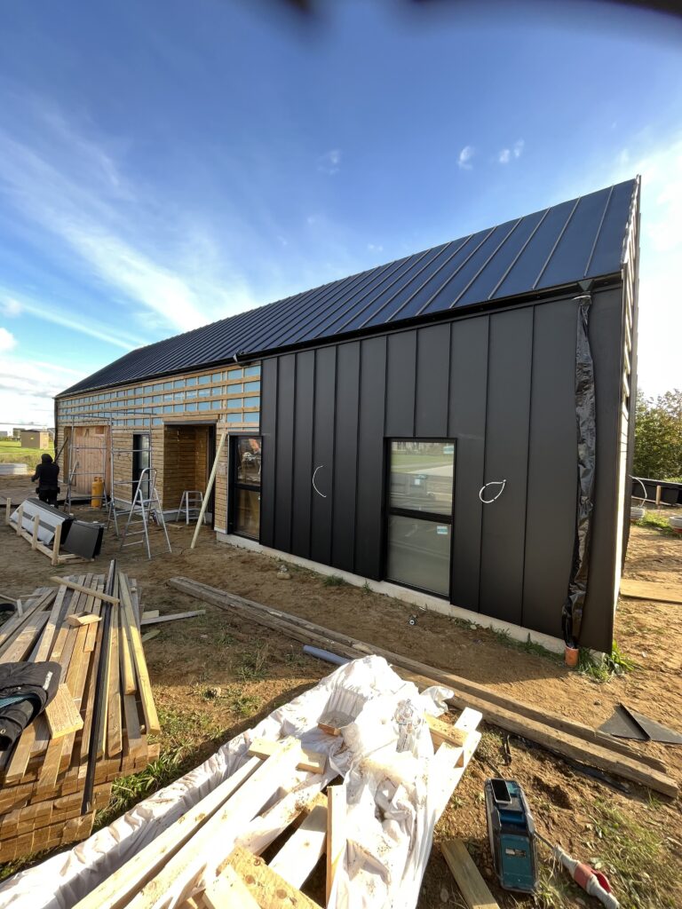 Moderne hus under opførelse med sort facade