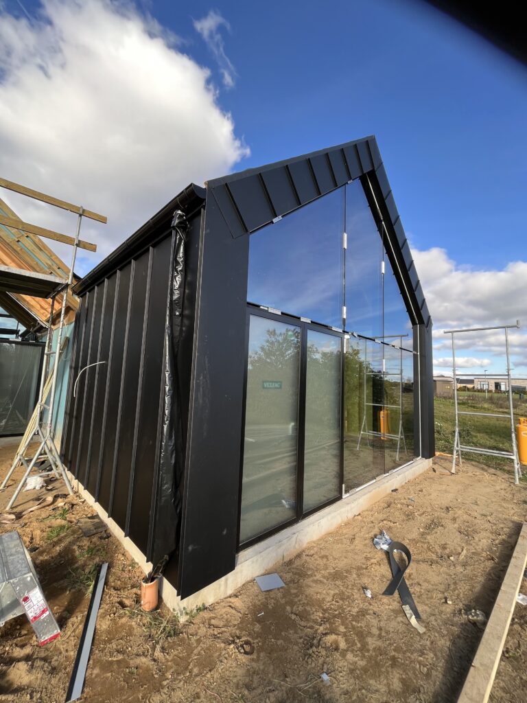 Moderne hus under opførelse med sort facade