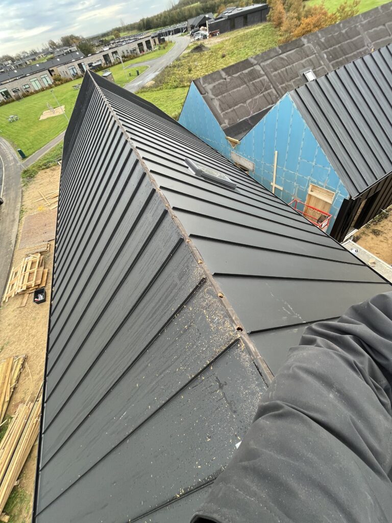 Sort metaltag på nybygget hus i boligområde